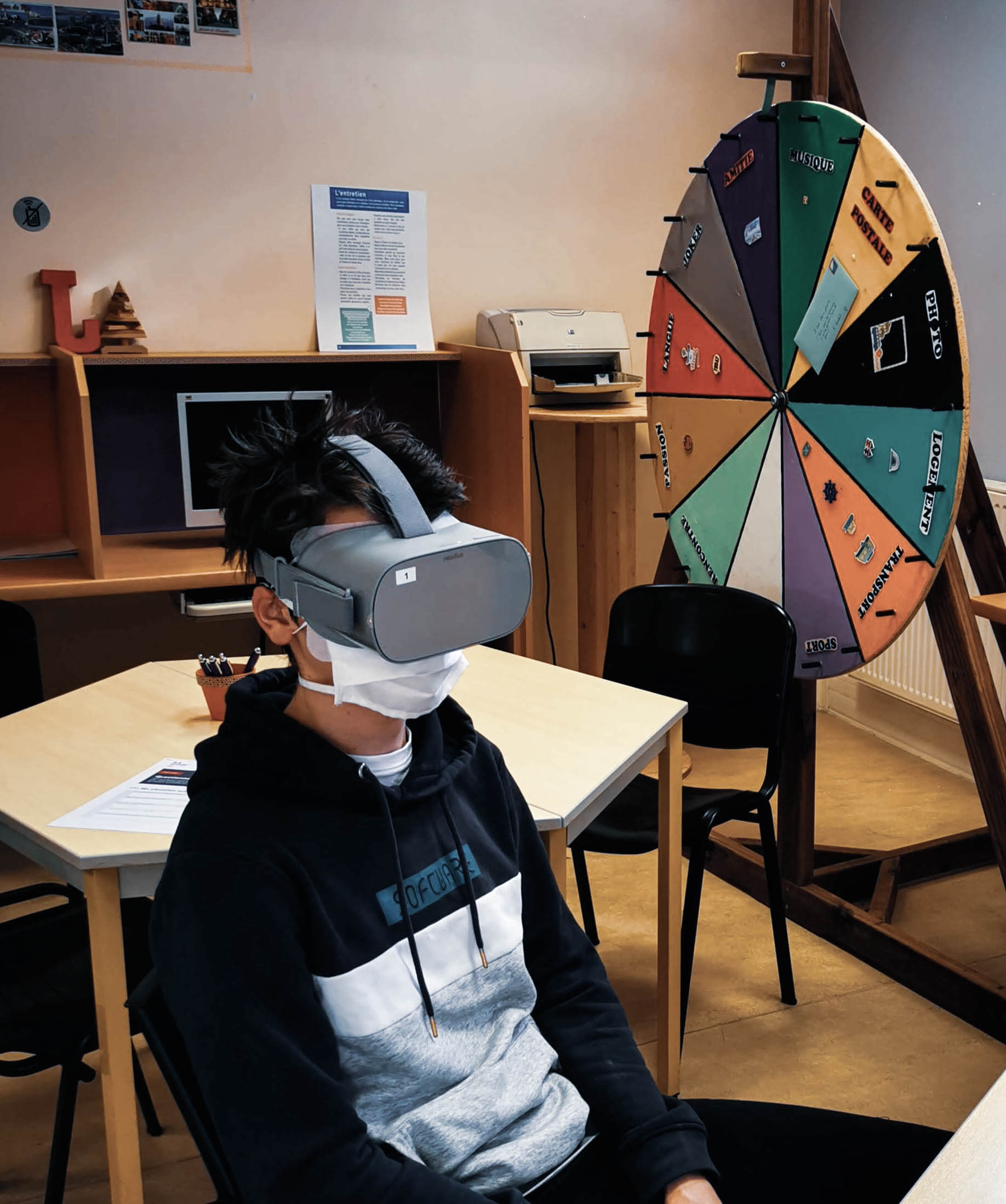 Un jeune en immersion professionnelle grâce au masque de réalité virtuelle Métiers 360