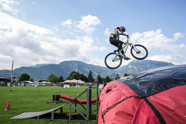 L’edition 2021 de l’evenement reserveaux jeunes de 11 a 15 ans, L’ETE EN PLACE !, a tenu ses promesses ! Dans le cadre securise du stade Benoit Frachon, filles et garcons ont profite a loisir des nombreuses activites.