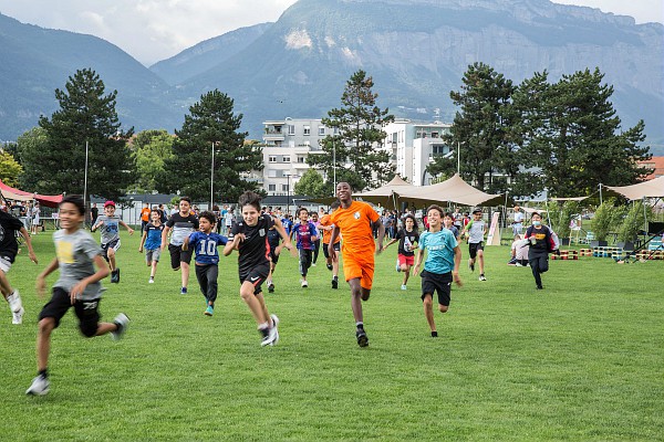L’edition 2021 de l’evenement reserveaux jeunes de 11 a 15 ans, L’ETE EN PLACE !, a tenu ses promesses ! Dans le cadre securise du stade Benoit Frachon, filles et garcons ont profite a loisir des nombreuses activites.