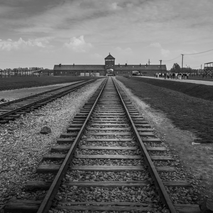Auschwitz 1,3 million de personnes ont été déportées dans les camps d'Auschwitz ; la majorité y sont morts.