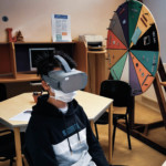 Un jeune en immersion professionnelle grâce au masque de réalité virtuelle Métiers 360