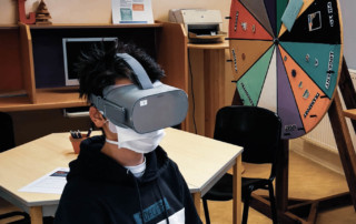 Un jeune en immersion professionnelle grâce au masque de réalité virtuelle Métiers 360