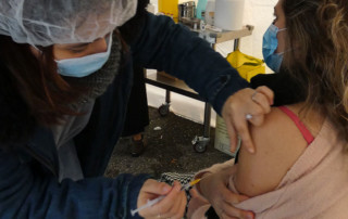 une infirmière fait le vaccin à une patiente.